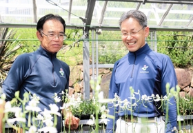 研究に携わった朝井健史副園長（右）と松本修二研究員＝姫路市立手柄山温室植物園