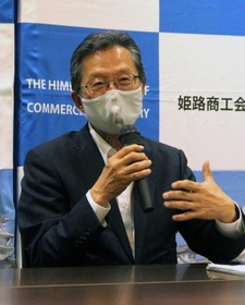 ３期目の続投を表明し、意気込みを語る齋木俊治郎会頭＝姫路商工会議所