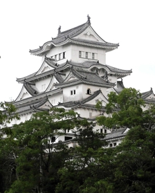 大天守（奥）の手前に飾り窓の付いた乾小天守がある＝姫路市本町（撮影・大山伸一郎）