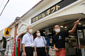 訪問先の店の前で談笑する（左から）地区担当の大椿統さん、前担当の田尻雅嗣さん、店主の坂谷佳郎さん＝姫路市的形町（撮影・大山伸一郎）