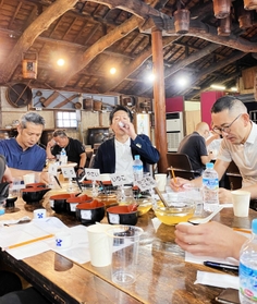 日本酒を口に含み、だしとの相性を探る参加者たち＝灘菊酒造