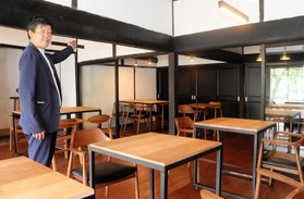 昔ながらの趣を残した店内を紹介する森雅史社長＝姫路市広畑区蒲田