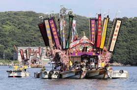のぼりをたなびかせ天神浜に向かう檀尻船＝姫路市家島町