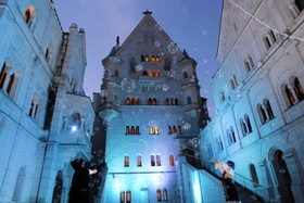 闇夜に浮かぶ白鳥城とシャボン玉＝姫路市打越