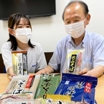 豊富なそば商品をそろえ、国内外で販売拡大を目指す高尾政秀社長（右）ら＝姫路市打越