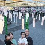 境内に飾られた約３００個の風鈴＝早川神社