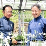 研究に携わった朝井健史副園長（右）と松本修二研究員＝姫路市立手柄山温室植物園