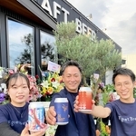 姫路初のクラフトビールを完成させた池内正雄さん（中央）ら＝姫路市苫編