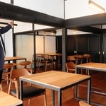 昔ながらの趣を残した店内を紹介する森雅史社長＝姫路市広畑区蒲田