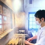 焼き場に立ち、ウナギを焼く堀部龍登さん＝姫路市飾西