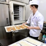 凍結機に食材を入れる黒田順司さん＝姫路市大塩町