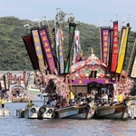 のぼりをたなびかせ天神浜に向かう檀尻船＝姫路市家島町