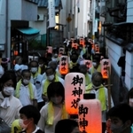 宮地区の住民が島の路地を練り歩いたちょうちん行列＝姫路市家島町