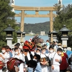 参道を舞いながら進む真浦の獅子舞＝姫路市家島町 