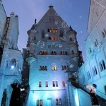 闇夜に浮かぶ白鳥城とシャボン玉＝姫路市打越