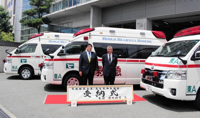 ３台目の高規格救急車を寄贈した濱本恒男さん（右）＝姫路市三左衛門堀西の町、市防災センター