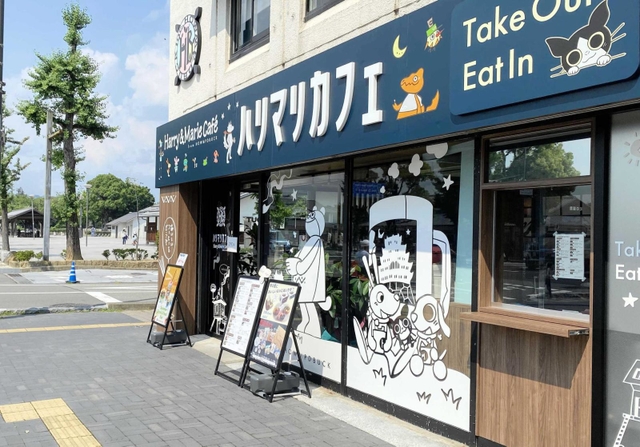 ハリーとマリーらを描いたカフェの外観＝姫路市本町