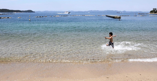目の前には透明度の高いビーチが広がる＝姫路市家島町宮、男鹿島