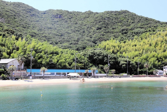 立ノ浜に面する青い屋根が特徴的な「ルブラン」＝姫路市家島町宮、男鹿島