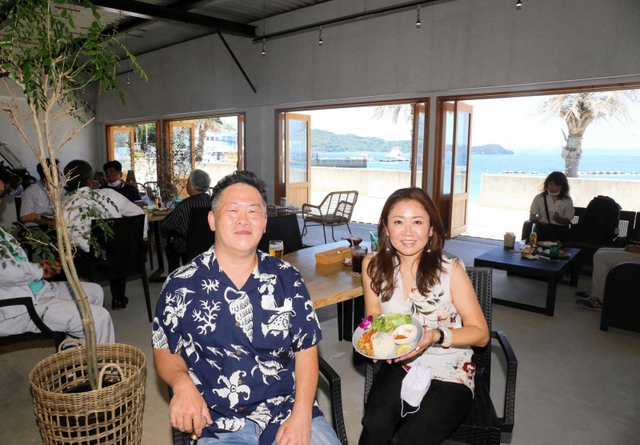 開放感あふれる店内で笑顔を見せる田淵智裕さんと有貴子さん＝姫路市家島町宮、男鹿島