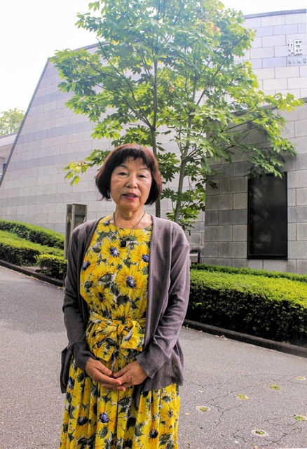広島の被爆樹アオギリ２世の前で平和への思いを語る植村妙江さん＝姫路市西延末