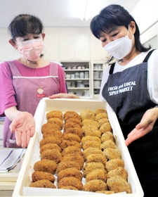 シカ肉のコロッケを試作した姫路市商工会女性部長の土山里美さん（左）と燻製を担当した美穂さん＝姫路市香寺町岩部、岩部営農研修センター