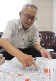線路が通っていた位置を指さす川嶋雄介さん＝姫路市下寺町