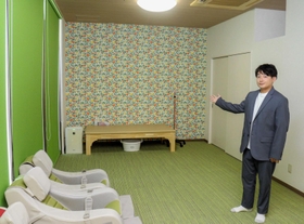 利用者がくつろげるように緑を基調にした室内を紹介する橋本亮さん＝姫路市西夢前台２