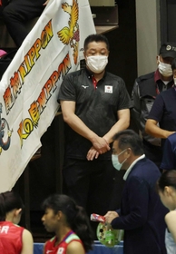 紅白戦を目立たない場所から見守る真鍋政義監督（撮影・長嶺麻子）