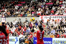 選手のプレーに注目するファン＝ヴィクトリーナ・ウインク体育館