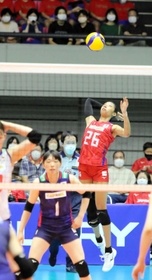 日本代表の紅白戦でサーブを放つ宮部藍梨＝ヴィクトリーナ・ウインク体育館