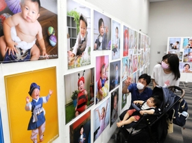 愛くるしい表情がずらりと並ぶ赤ちゃん写真展＝姫路市駅前町