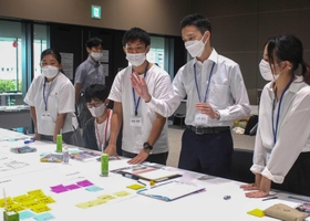 「ひめじ創生ＳＤＧｓカフェ」で話し合う参加者ら＝アクリエひめじ