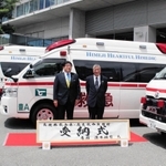 ３台目の高規格救急車を寄贈した濱本恒男さん（右）＝姫路市三左衛門堀西の町、市防災センター