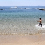 目の前には透明度の高いビーチが広がる＝姫路市家島町宮、男鹿島