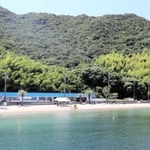 立ノ浜に面する青い屋根が特徴的な「ルブラン」＝姫路市家島町宮、男鹿島