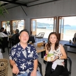 開放感あふれる店内で笑顔を見せる田淵智裕さんと有貴子さん＝姫路市家島町宮、男鹿島