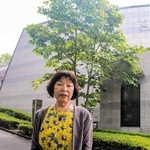 広島の被爆樹アオギリ２世の前で平和への思いを語る植村妙江さん＝姫路市西延末