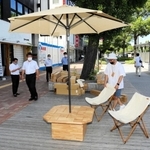 ほこみち制度を活用して設置されたいすやテーブルを確認する関係者＝姫路市西二階町