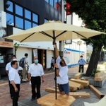 ほこみち制度を活用して設置されたいすやテーブルを確認する関係者＝姫路市西二階町