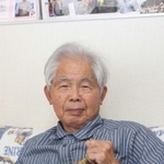 兵学校での日々を語る山室國康さん。手にした短剣は入学時に与えられた＝姫路市