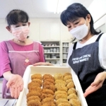 シカ肉のコロッケを試作した姫路市商工会女性部長の土山里美さん（左）と燻製を担当した美穂さん＝姫路市香寺町岩部、岩部営農研修センター
