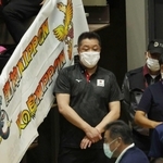 紅白戦を目立たない場所から見守る真鍋政義監督（撮影・長嶺麻子）