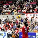 選手のプレーに注目するファン＝ヴィクトリーナ・ウインク体育館