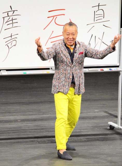 命の大切さについて熱弁するゴルゴ松本さん＝アクリエひめじ