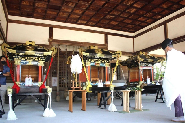 拝殿で行われた神事＝姫路市白浜町、松原八幡神社