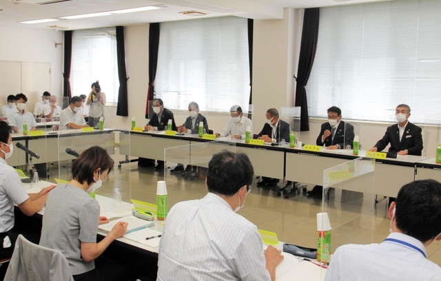 高校再編など地域の課題を話し合う出席者＝姫路市北条１