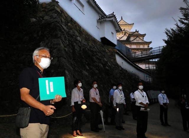 夕暮れの城内で解説する工藤茂博学芸員＝姫路市本町（撮影・大山伸一郎）