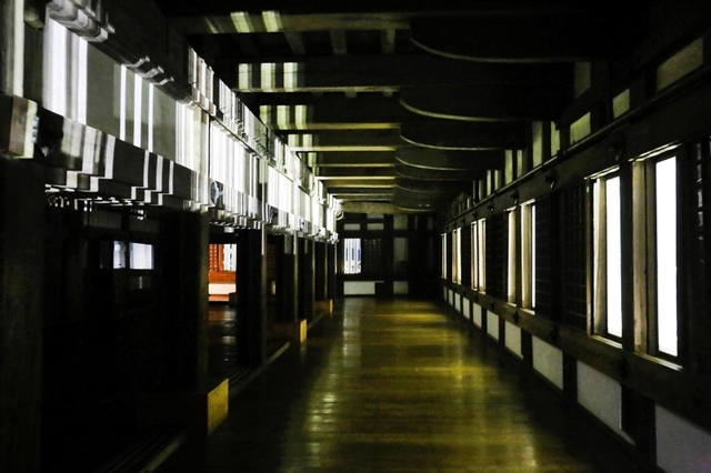 大広間（左）に光が差し込む大天守内部＝姫路市本町（撮影・大山伸一郎）