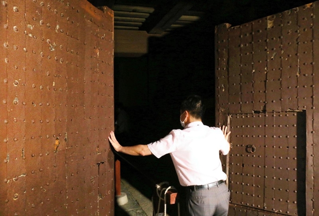 大きな門を自力で開けることもできる＝姫路市本町（撮影・大山伸一郎）